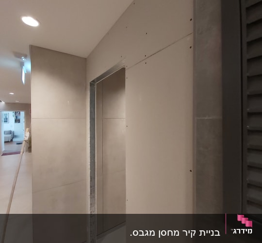 קיר גבס מותקן עם ברגים חשופים